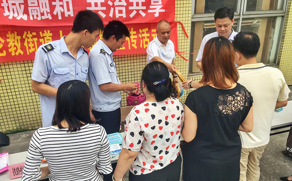 唐總親自給員工發禮品