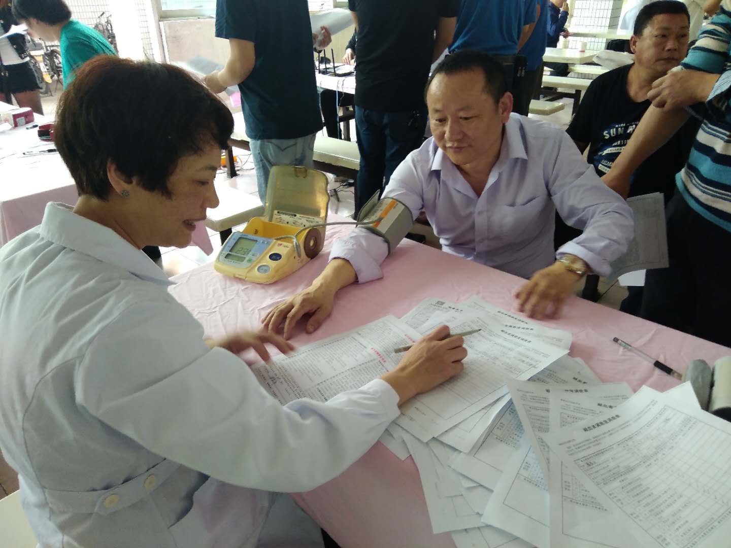 學(xué)習(xí)和踐行雷鋒精神，愛從獻(xiàn)血開始……