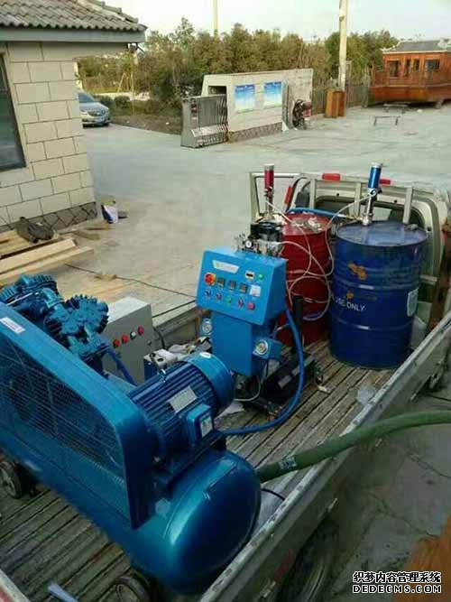 聚脲防水涂料使用噴涂機提高施工效率(圖2) 聚脲噴涂設備室外施工