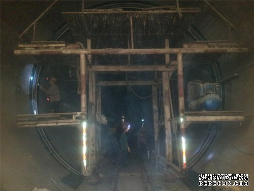 聚脲防水材料在室外施工中有哪些優(yōu)勢(圖2) 穿黃工程聚脲防水施工